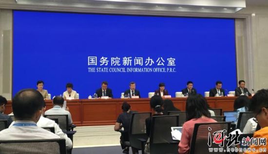 8月26日，國務(wù)院新聞辦召開國務(wù)院政策例行吹風(fēng)會(huì)。圖為吹風(fēng)會(huì)現(xiàn)場。 記者李巍攝