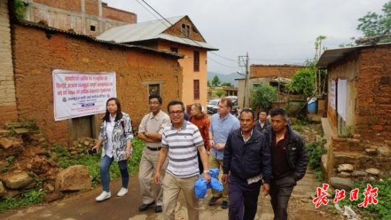 在尼泊爾，武漢市土地利用和城市空間規(guī)劃研究中心設計團隊現(xiàn)場踏勘。(武漢市土地利用和城市空間規(guī)劃研究中心 供圖)