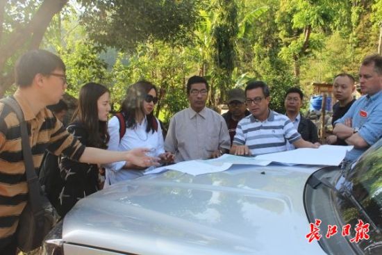 在尼泊爾，武漢市土地利用和城市空間規(guī)劃研究中心設計團隊現(xiàn)場踏勘。(武漢市土地利用和城市空間規(guī)劃研究中心 供圖)