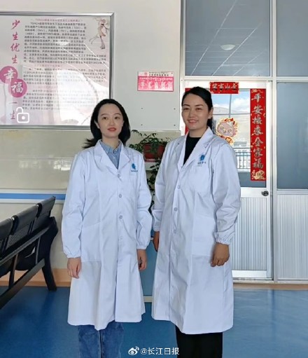 “有醫(yī)生嗎？有人暈倒了！”武漢協(xié)和醫(yī)院援藏醫(yī)療隊(duì)員聽到呼救就沖了上去