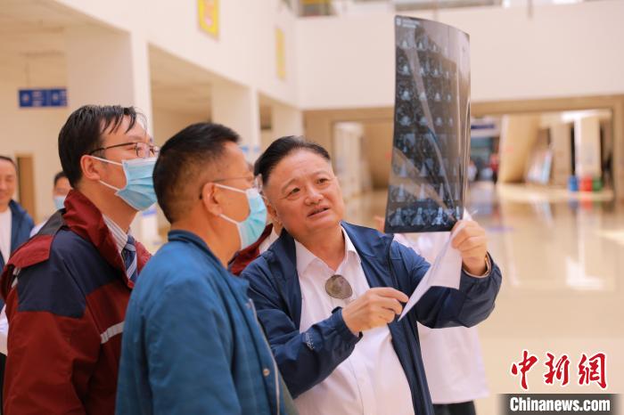 上海專家們采用“一對一”指導等方式，帶動日喀則市人民醫(yī)院科室、醫(yī)生業(yè)務水平的提升?！∩虾＝淮筢t(yī)學院供圖