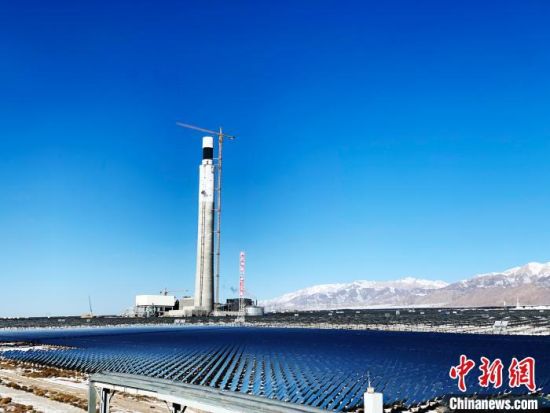 圖為地處柴達(dá)木盆地的光伏電站?！O?！z