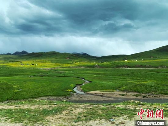 自2005年啟動(dòng)三江源生態(tài)保護(hù)和建設(shè)工程以來，果洛州共治理黑土灘315.11萬畝，使果洛州生態(tài)環(huán)境15年來得到明顯好轉(zhuǎn)?！O睿 攝