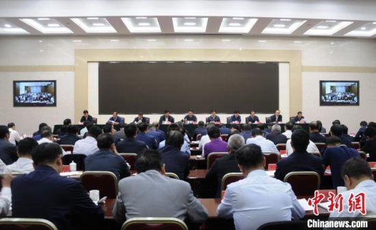 圖為青海省生態(tài)環(huán)境保護警示教育大會現(xiàn)場?！?zhí)砀！z 　　