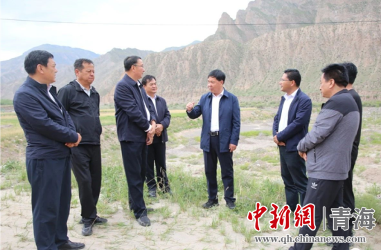 圖為黃南州有關(guān)領(lǐng)導(dǎo)現(xiàn)場踏勘、督導(dǎo)生態(tài)環(huán)保責任落實情況現(xiàn)場。黃宣攝