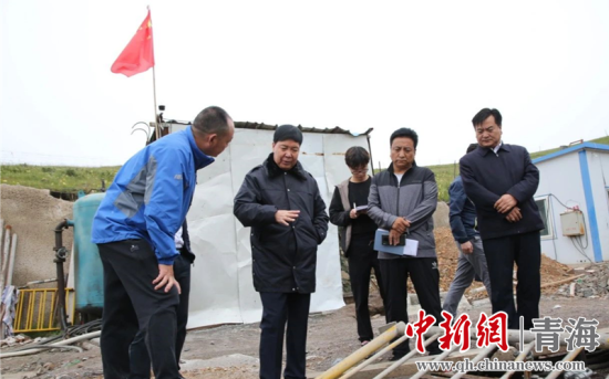 圖為黃南州有關(guān)領(lǐng)導(dǎo)現(xiàn)場踏勘、督導(dǎo)生態(tài)環(huán)保責任落實情況現(xiàn)場。黃宣攝
