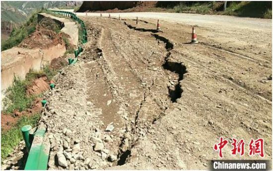 圖為發(fā)生路基下沉滑移險(xiǎn)情的路段。果洛公路總段供圖