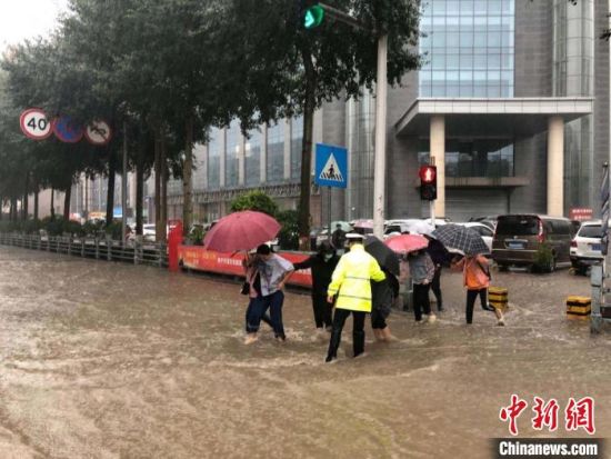 8月28日，青海省東部出現(xiàn)強(qiáng)降水天氣過程，其中西寧地區(qū)出現(xiàn)入汛以來雨量最大、強(qiáng)度最大的強(qiáng)降水過程。西寧交警供圖