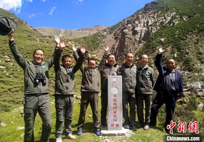 圖為管護(hù)員們難得的一次合影。受訪者供圖