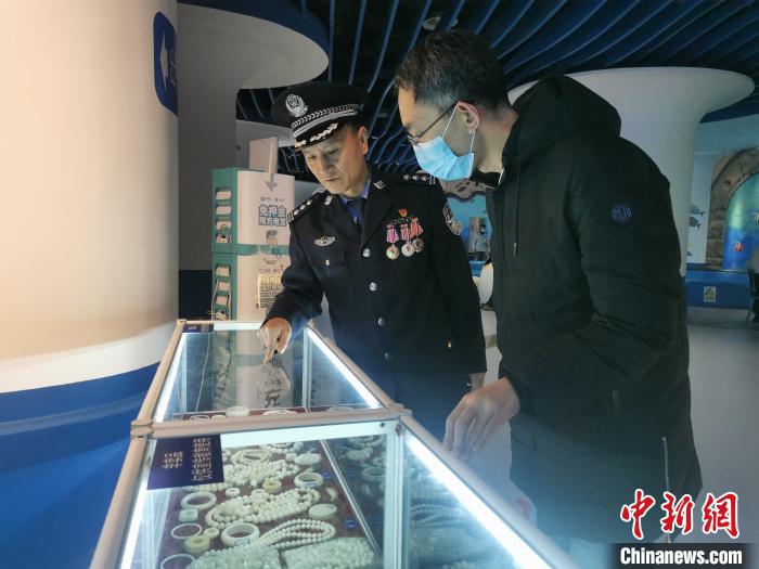 圖為森林警察為游客講解查獲這些象牙制品過程中發(fā)生的真實(shí)故事?！∥乃碱?攝