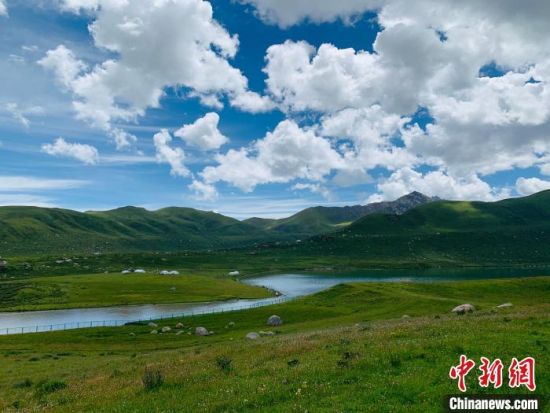 圖為果洛州境內(nèi)的年保玉則。（資料圖）　孫?！z