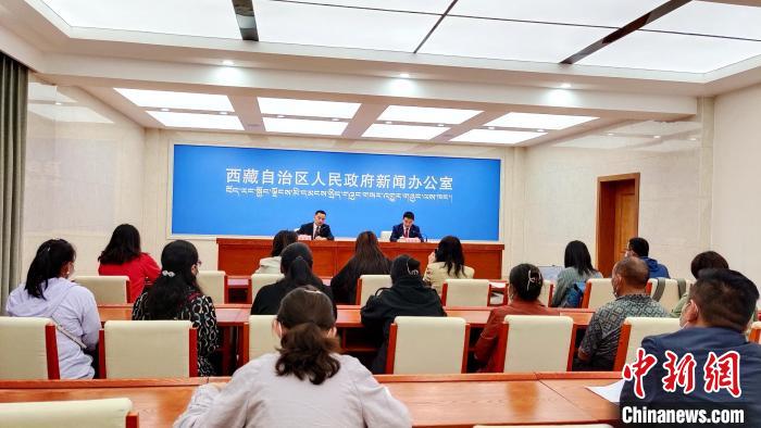 圖為西藏阿里地區(qū)在拉薩召開新聞發(fā)布會(huì)，發(fā)布西藏和平解放70年來阿里地區(qū)經(jīng)濟(jì)社會(huì)發(fā)展成就。　貢桑拉姆 攝