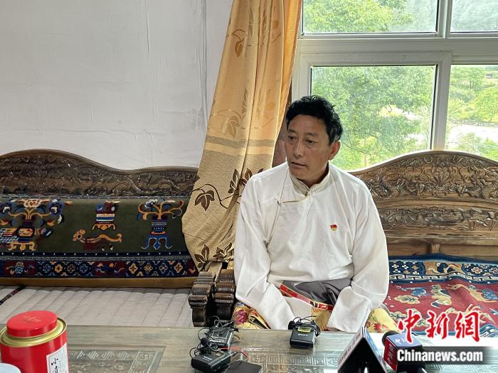 巴卡村黨支部書記、村委會(huì)主任尼瑪次仁。周璟 攝