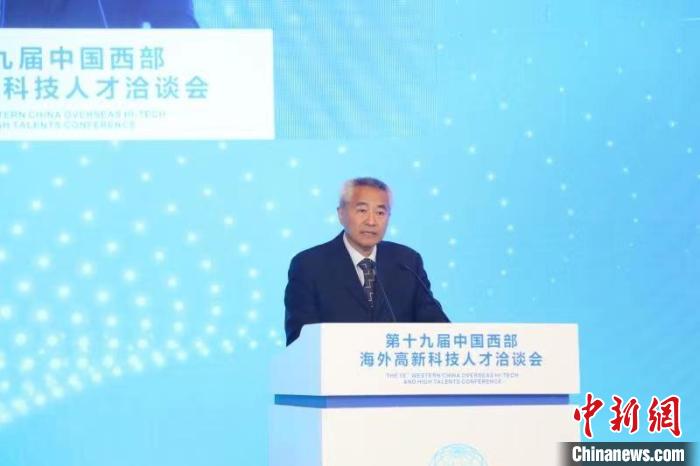 全國政協(xié)副主席、九三學(xué)社中央常務(wù)副主席邵鴻出席論壇并致辭。　四川省委統(tǒng)戰(zhàn)部供圖