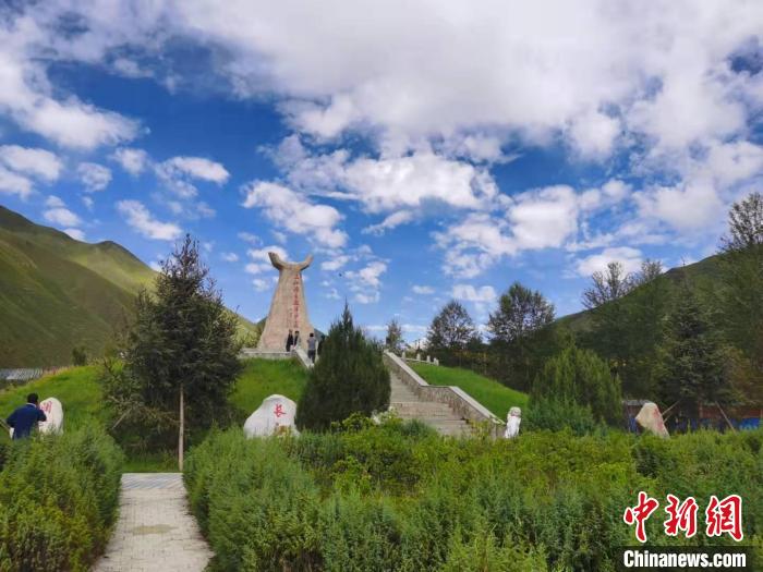 圖為三江源自然保護(hù)區(qū)紀(jì)念碑?！∏嗪Ｊ∥幕吐糜螐d供圖