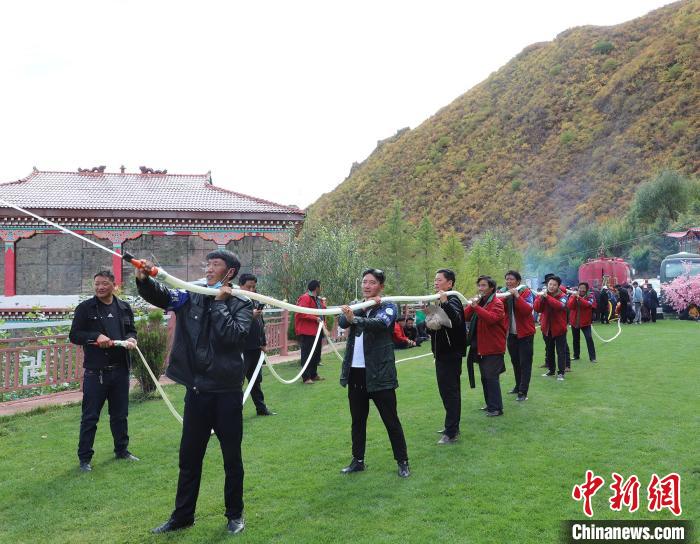 圖為護(hù)林員體驗(yàn)架設(shè)水泵?！〔际猩窒乐ш?duì) 供圖
