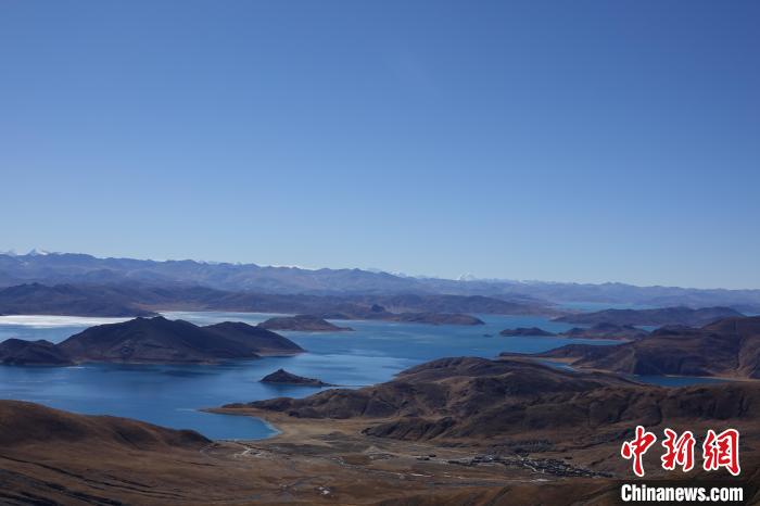 冬日羊卓雍措：湖水湛藍(lán)，如詩如畫