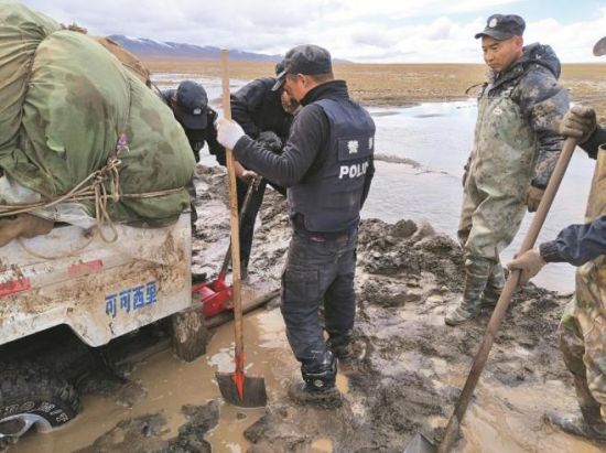 巡山途中車輛陷入泥坑。