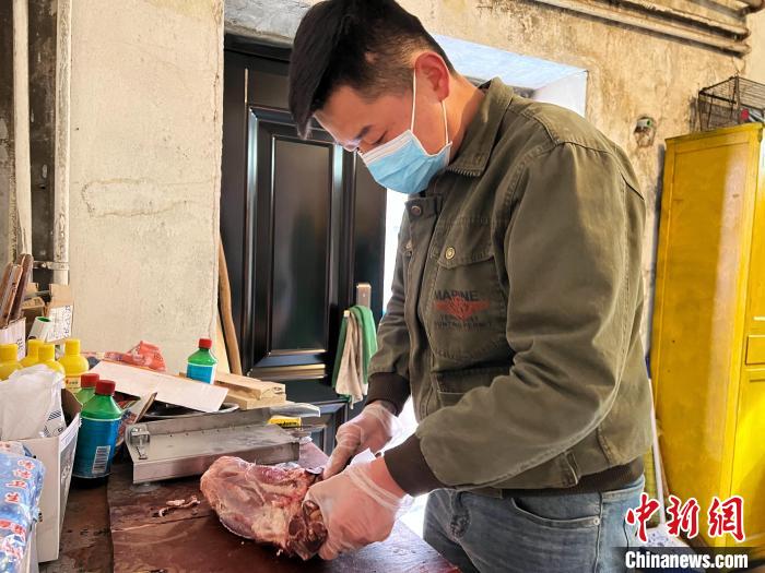 圖為雪豹“奶爸”史壽軍正在準備投喂雪豹的食材?！●R銘言 攝