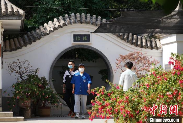圖為市民在西寧園林植物園內(nèi)觀花賞景?！●R銘言 攝