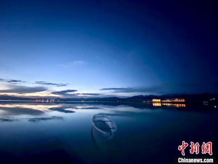 圖為茶卡天空壹號(hào)景區(qū)?！±罱瓕?攝