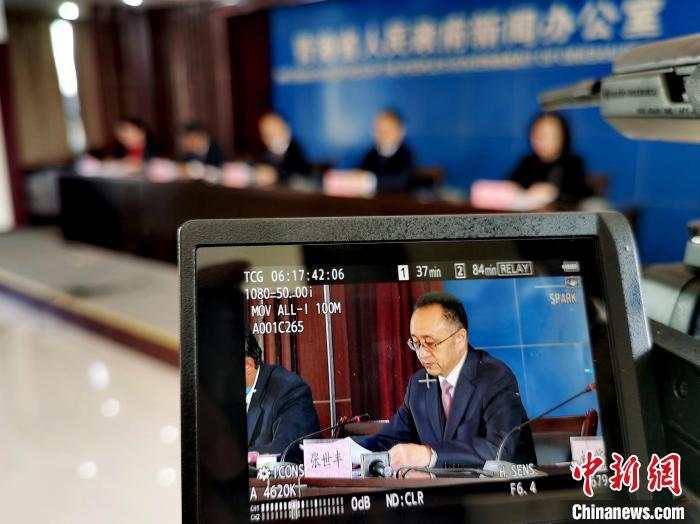 圖為青海省水利廳廳長張世豐參加新聞發(fā)布會。　張?zhí)砀?攝