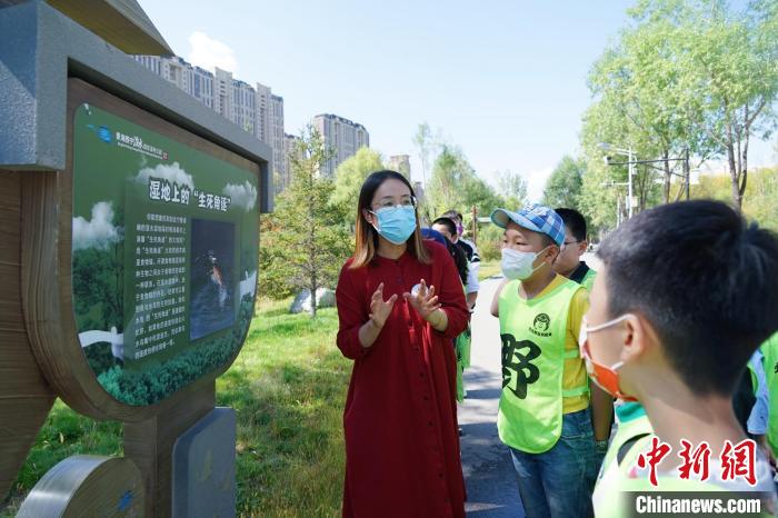 圖為小朋友在青海西寧湟水國家濕地公園內(nèi)學(xué)習(xí)濕地知識?！●R銘言 攝