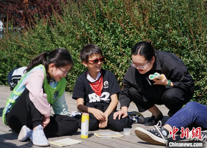 圖為小朋友在青海西寧湟水國家濕地公園內(nèi)認(rèn)識植物并進(jìn)行繪畫?！●R銘言 攝