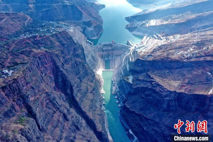圖為白鶴灘水電站大壩全景圖?！∷娝木止﹫D