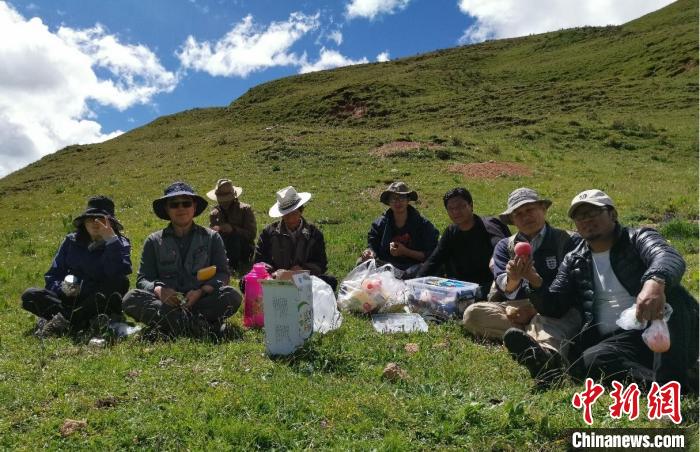 科研團(tuán)隊(duì)在熱魯盆地工作合影?！≈锌圃呵嗖馗咴?供圖