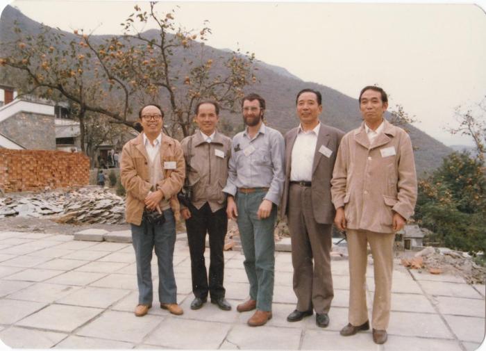 1987年早期脊椎動物國際研討會在中國舉行，劉玉海先生(右一)與中外同行專家合影。　Gavin Young(澳大利亞) 供圖