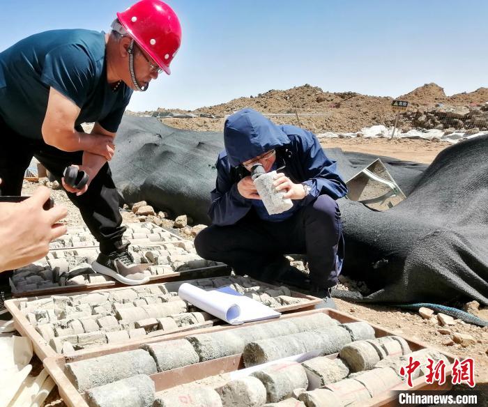 圖為地質(zhì)專家觀察含鹽地層。(資料圖) 柴綜院 供圖