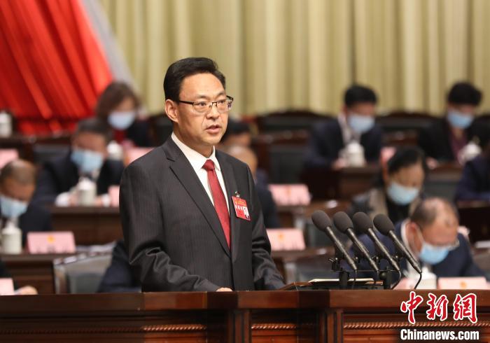 圖為青海省西寧市人民政府代市長(zhǎng)石建平作政府工作報(bào)告?！∑钤鲚?攝