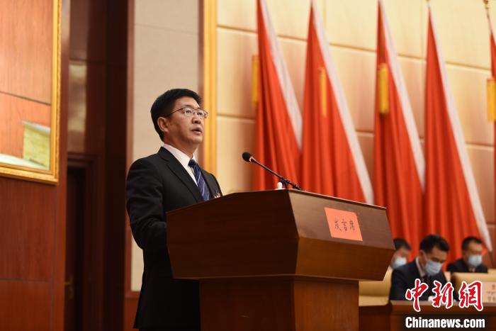 圖為青海省果洛州人民政府州長葉萬彬作政府工作報告?！　《嘟馨盒?攝