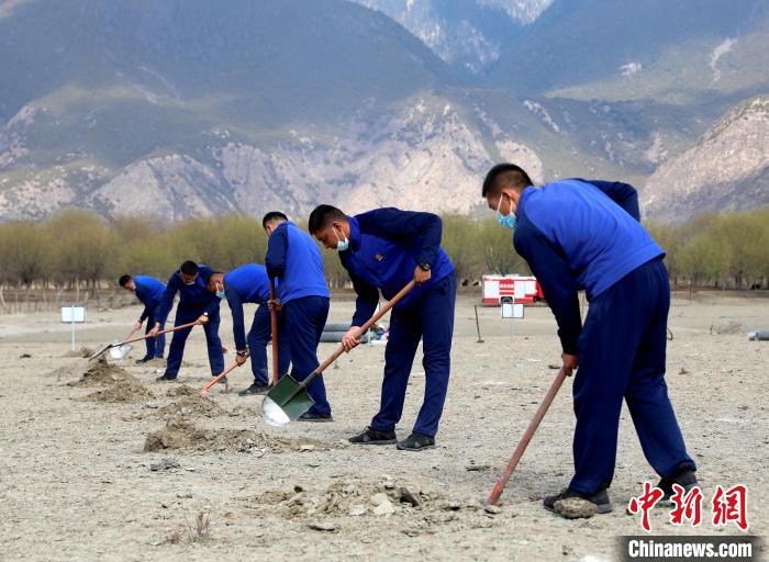 林芝市巴宜區(qū)森林消防中隊志愿服務(wù)隊正在揮鍬鏟土?！∥骼@拉翁 攝