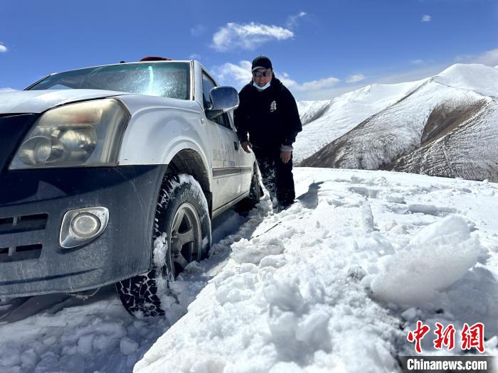 圖為生態(tài)管護(hù)人員準(zhǔn)備在雪地推車?！《“瓦_(dá)杰 攝