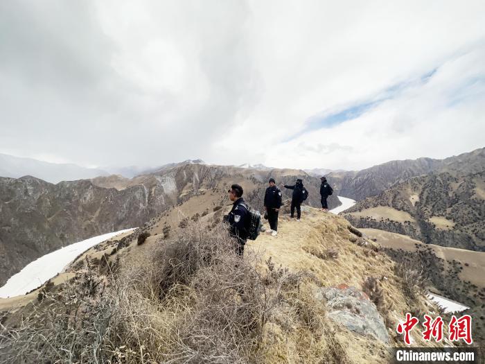 圖為曲麻萊縣崗當(dāng)村的生態(tài)管護(hù)人員開展巡護(hù)。　丁巴達(dá)杰 攝