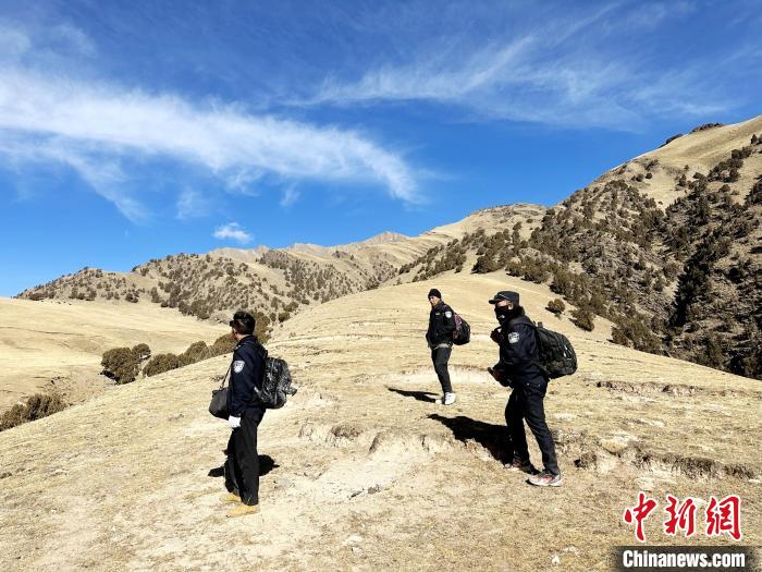 圖為生態(tài)管護(hù)人員開展巡護(hù)?！《“瓦_(dá)杰 攝