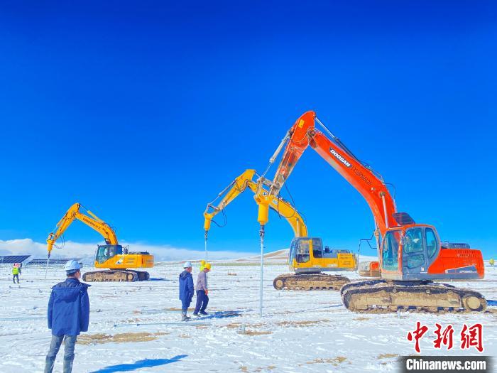 圖為雪中施工。資料圖 姜佳保供圖
