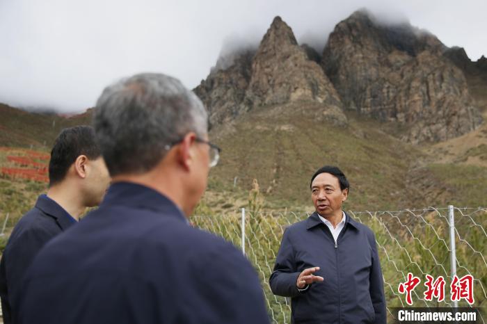 圖為西藏自治區(qū)人大常委會副主任、拉薩南北山綠化指揮部副總指揮江白(右)?！∝暣_ 攝
