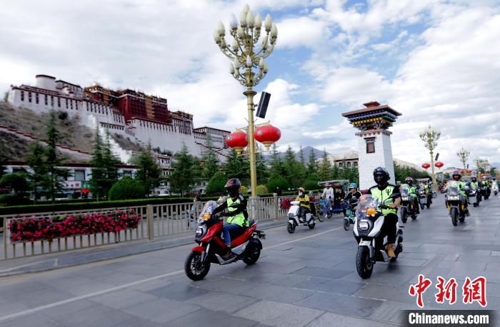圖為2023年極地G219集結(jié)賽暨金卡納場地賽選手途經(jīng)拉薩布達(dá)拉宮?！∮文恋厍蚬﹫D