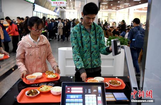 資料圖：某高校食堂學(xué)生在打飯。中新社記者 韓蘇原 攝