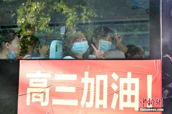 資料圖：2020年7月，廣西南寧沛鴻民族中學(xué)內(nèi)，高三學(xué)生乘坐高考專(zhuān)車(chē)前往考點(diǎn)。 中新社記者 俞靖 攝