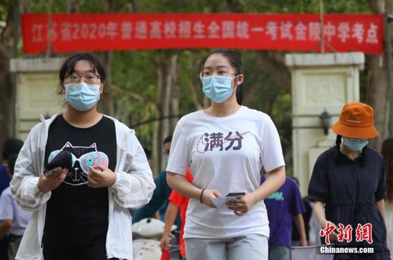 資料圖：2020年7月6日，江蘇南京一處考點，高考考生看完考場后走出考點。 中新社記者 泱波 攝