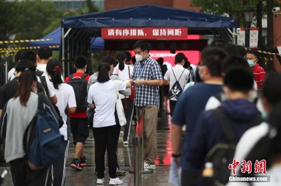 資料圖：2020年7月，上海考生步入高考考場。張亨偉 攝
