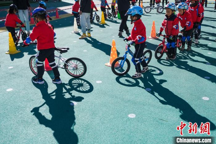 圖為拉薩市實驗幼兒園孩子們正在練習滑步車?！『闻罾?攝
