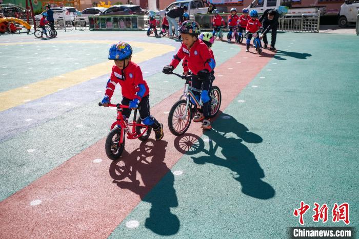 圖為拉薩市實驗幼兒園孩子們正在練習滑步車?！『闻罾?攝