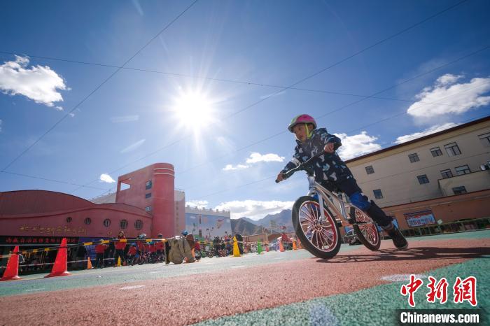 圖為拉薩市實驗幼兒園孩子們正在練習滑步車。　何蓬磊 攝