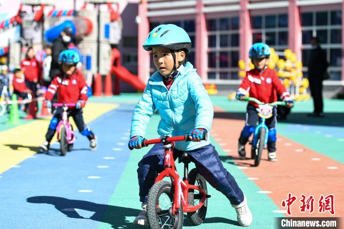 圖為拉薩市實驗幼兒園孩子們正在練習滑步車?！『闻罾?攝