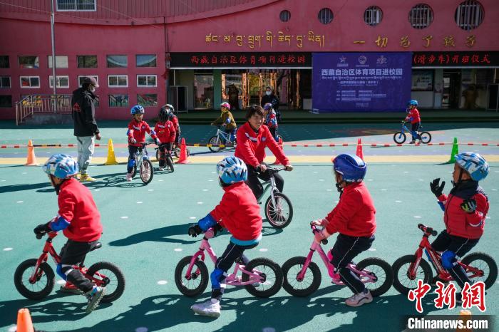 圖為拉薩市實驗幼兒園孩子們正在練習滑步車。　何蓬磊 攝